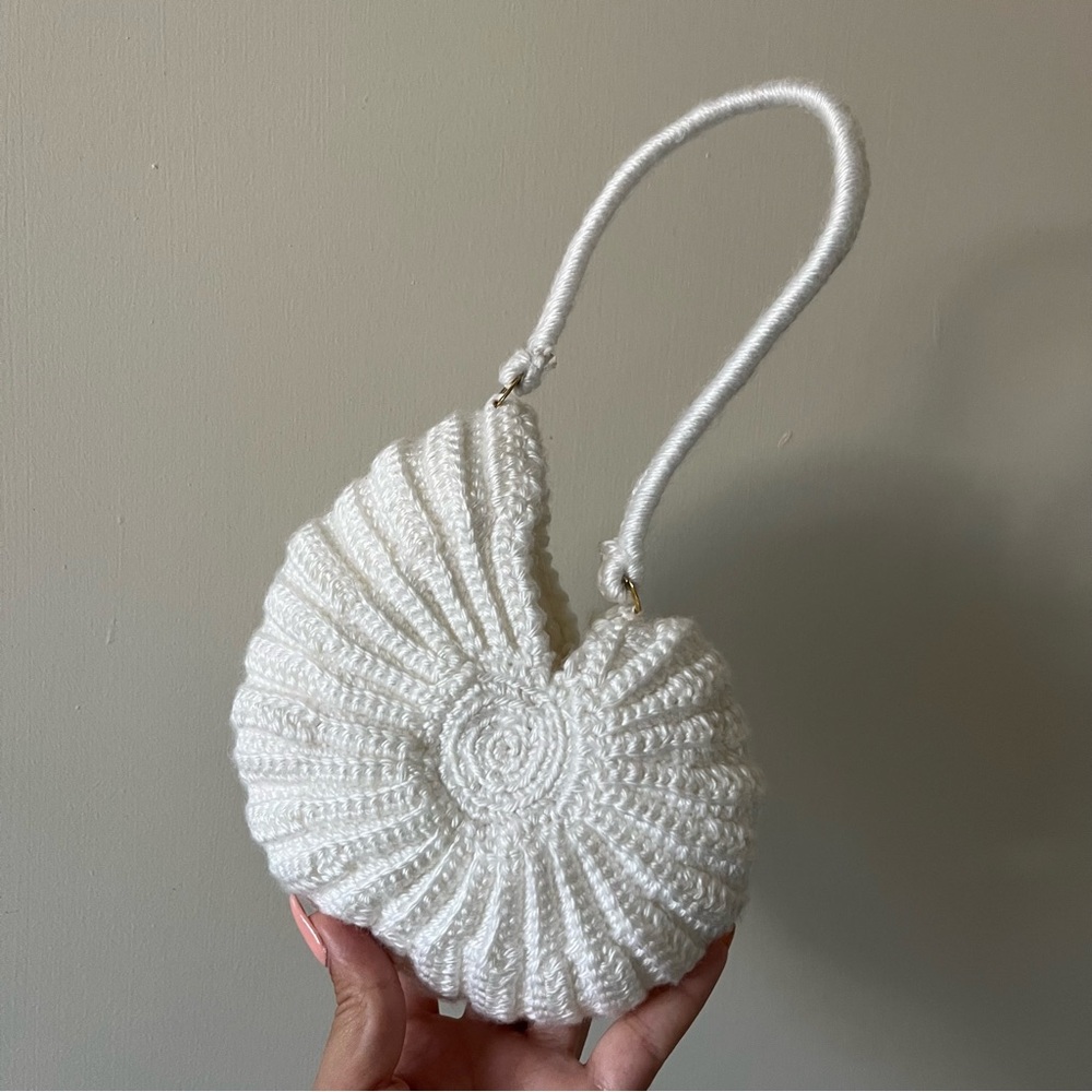 Small White Shell-Shaped Bag